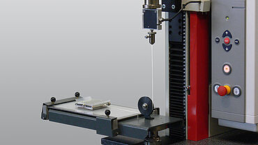 zwickiLine材料試験機と試験治具を使用したフィルムCOFの静的および動的摩擦挙動