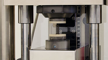 Stroj na zkoušení pružin – detailní obrázek stlačovacího přípravku