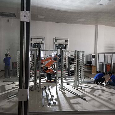 Liuzhou Iron & Steel test laboratuvarında roboTest R robotik test sisteminin kurulumu