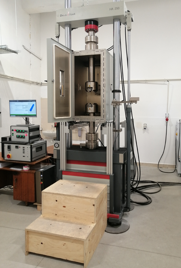 Dynamische Versuche an Metallen unter Temperatureinfluss mit einer servohydraulischen Prüfmaschine HA250